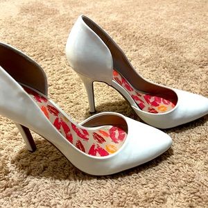 Juicy Couture white Pumps.